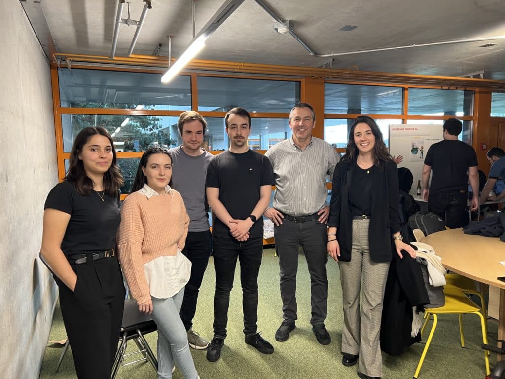 Photo de groupe des étudiants de l'HEIG-VD avec David Méneur pendant le CRUNCH TIME